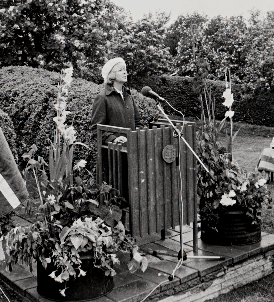 Vigdís Finnbogsdóttir ávarpar samkomuna af meira en 2000 manns þann dag í Lystigarðinum.