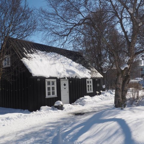 Passaðu þig á snjó sem rennur af þakinu