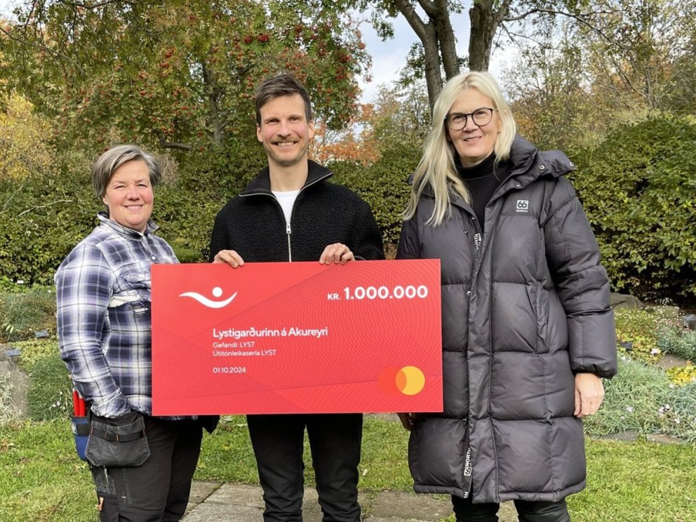 Talið frá vinstri: Guðrún Kristín Björgvinsdóttir umsjónarmaður í Lystigarði Akureyrar, Reynir með á…